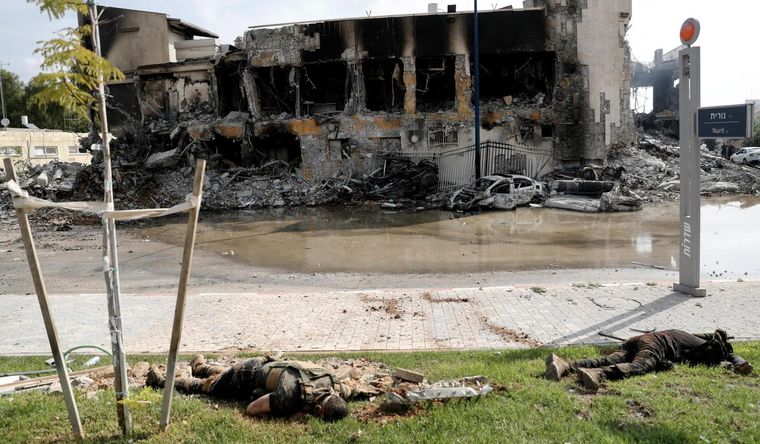 Hamás palestinos Militantes de Hamás muertos, frente a una comisaría de Gaza. Foto: Efe.