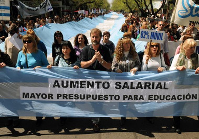 Los docentes se ponen al frente de la batalla por los salarios. Foto: Nacho Gaffuri / MDZ