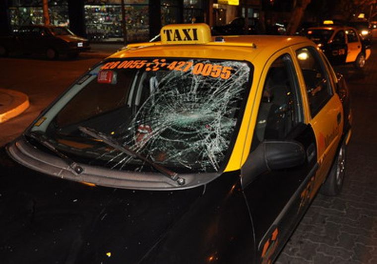 El ciclista golpeó contra el parabrisas del taxi. Foto: Nacho Gaffuri / MDZ