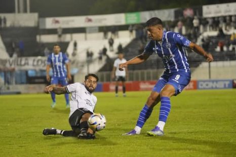 Martín Pino (9) fue el autor de un verdadero golazo para Godoy Cruz en Chaco. Martín Pino (9) fue el autor de un verdadero golazo para Godoy Cruz en Chaco.
