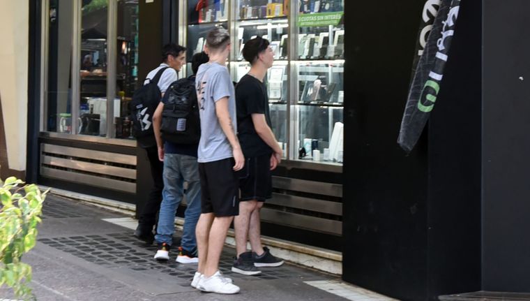 El viernes el comercio funcionará normalmente, mientras que el lunes la mayoría también abrirá sus puertas. El viernes el comercio funcionará normalmente, mientras que el lunes la mayoría también abrirá sus puertas.