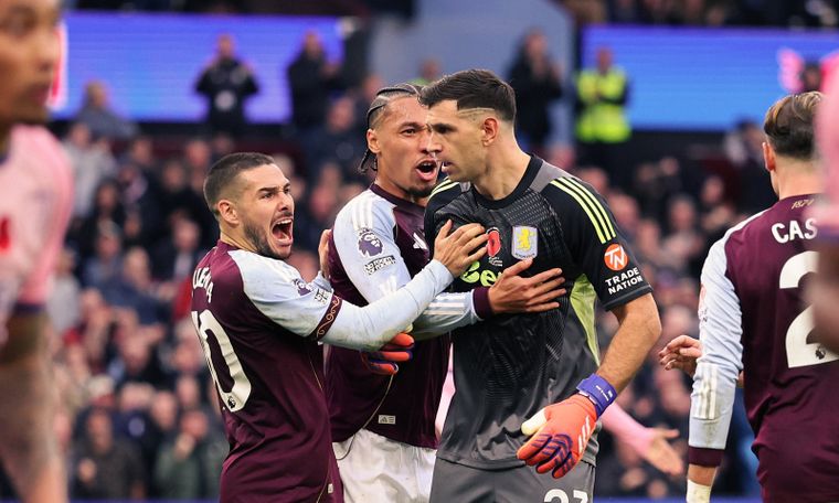 El gigante europeo que tiene en carpeta al Dibu Martínez y avanzaría en las negociaciones para ficharlo.