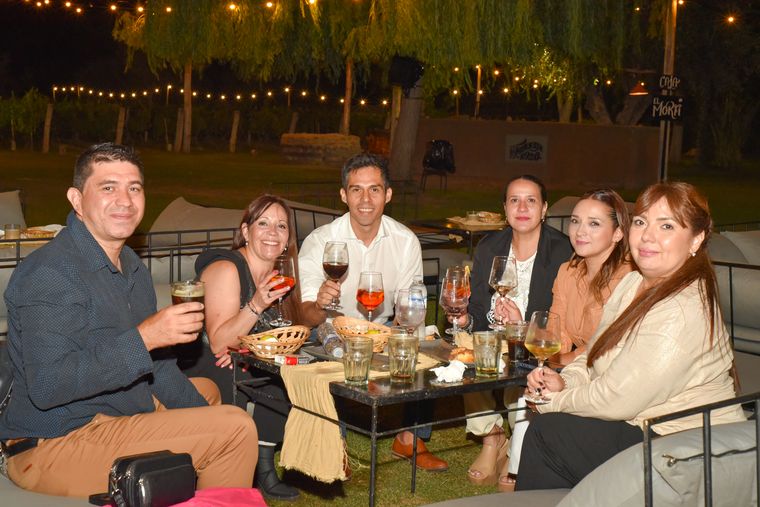 Walter Roldán, María Orellano, Daniel Sosa, Mariángeles González, Jessica Garín y Pamela Isarrualde. Walter Roldán, María Orellano, Daniel Sosa, Mariángeles González, Jessica Garín y Pamela Isarrualde.