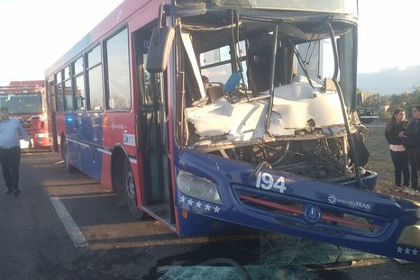 Así quedó el colectivo tras el accidente en el Acceso Sur. Así quedó el colectivo tras el accidente en el Acceso Sur.