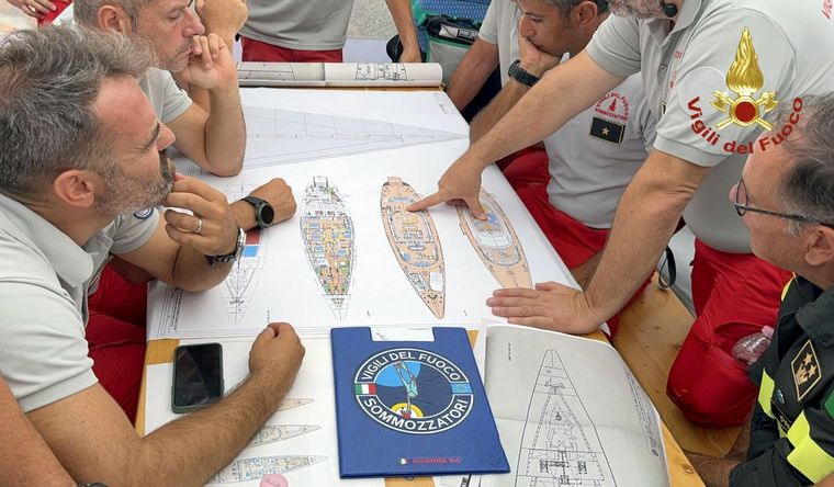 Los buzos que buscan a los seis desaparecidos del naufragio del velero en Sicilia. Foto: EFE