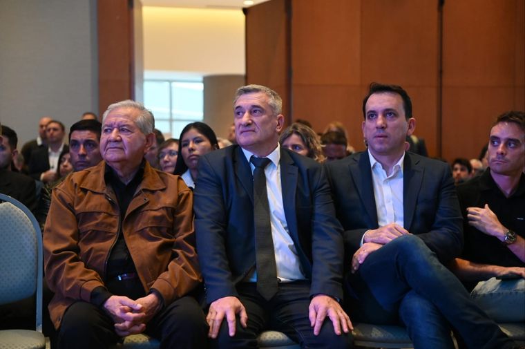 El precandidato a diputado provincial Julio Totero junto al intendente de Godoy Cruz y presidente de la UCR mendocina, Tadeo García Zalazar. Foto: Twitter @TadeoGZ