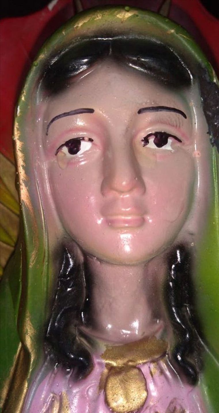 Lágrimas Al costado de un ojo parece verse una pequeña gotita.