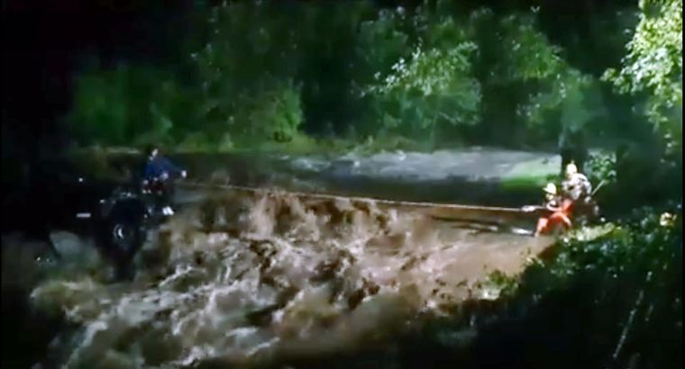 El momento en el que el turista se arroja al arroyo para ser rescatado por los bomberos. Foto: Captura de video