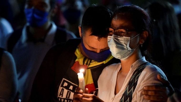 Los muertos en choques entre fuerzas de seguridad y manifestantes enlutaron a Colombia. Foto: AFP