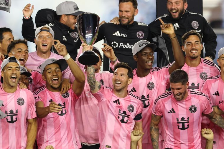 Lionel Messi levanta el trofeo. Una noche perfecta para el equipo rosa, que goleó, festejó a lo grande y quedó a un paso de su primer título en la MLS.