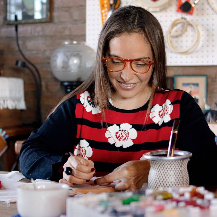 La artista y bordadora Julieta Corrales.