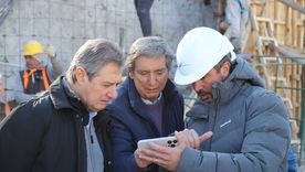 En modo obra. Emir Félix junto a Omar Félix y Nicolás Martínez de la constructora en la vieja terminal de San Rafael. En modo obra. Emir Félix junto a Omar Félix y Nicolás Martínez de la constructora en la vieja terminal de San Rafael.