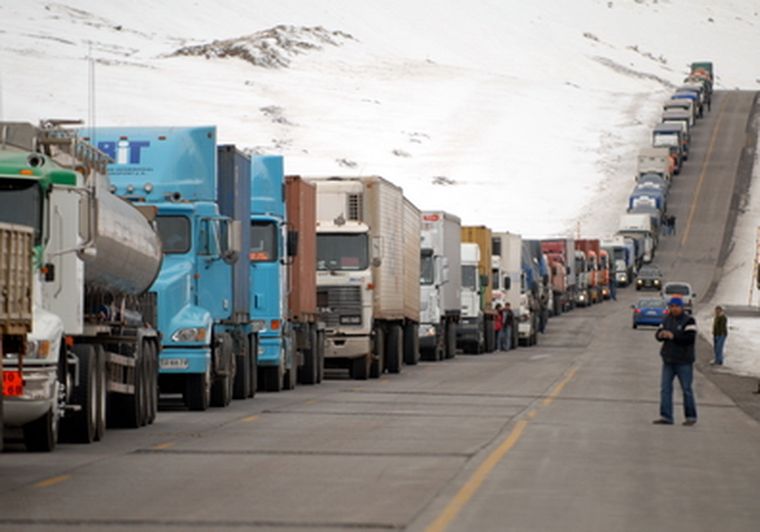 Los vehículos de carga debieron pasar la noche en los playones de Vialidad Nacional. Foto: Nacho Gaffuri / Archivo