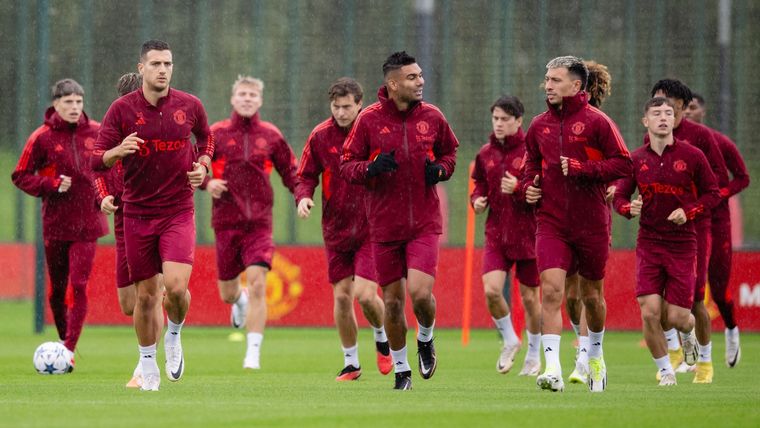 Lisandro Martínez y el plantel de Manchester, sumidos en una crisis. Foto: Manchester United