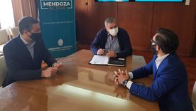 El momento de la firma del convenio.