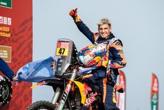 Kevin Benavides celebra su consagración en el Dakar 2023. Foto: @kmbenavides