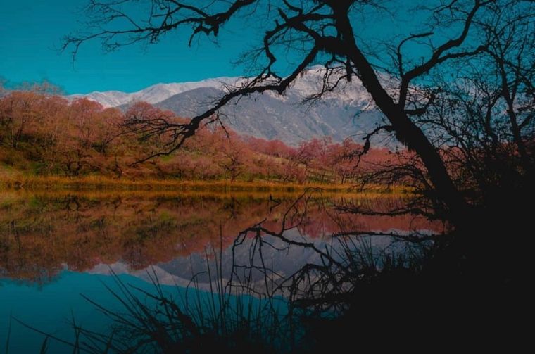 La Laguna del Tesoro se esconde entre cerros y frondosa vegetación Foto: IG @pablo_ferreyralopez