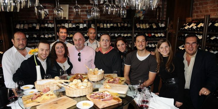 El grupo de invitados y organizadores, alrededor de la mesa redonda de la cava de Azafrán. Foto: Nacho Gaffuri / MDZ
