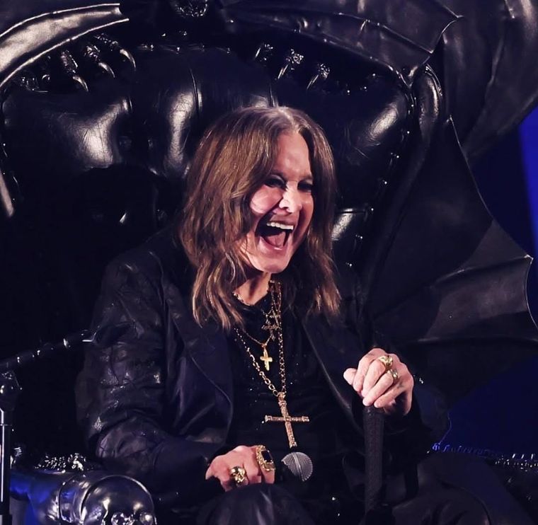 Ozzy Osbourne, nació en 1948 bajo el nombre de John Michael Osbourne. Ozzy Osbourne, nació en 1948 bajo el nombre de John Michael Osbourne.