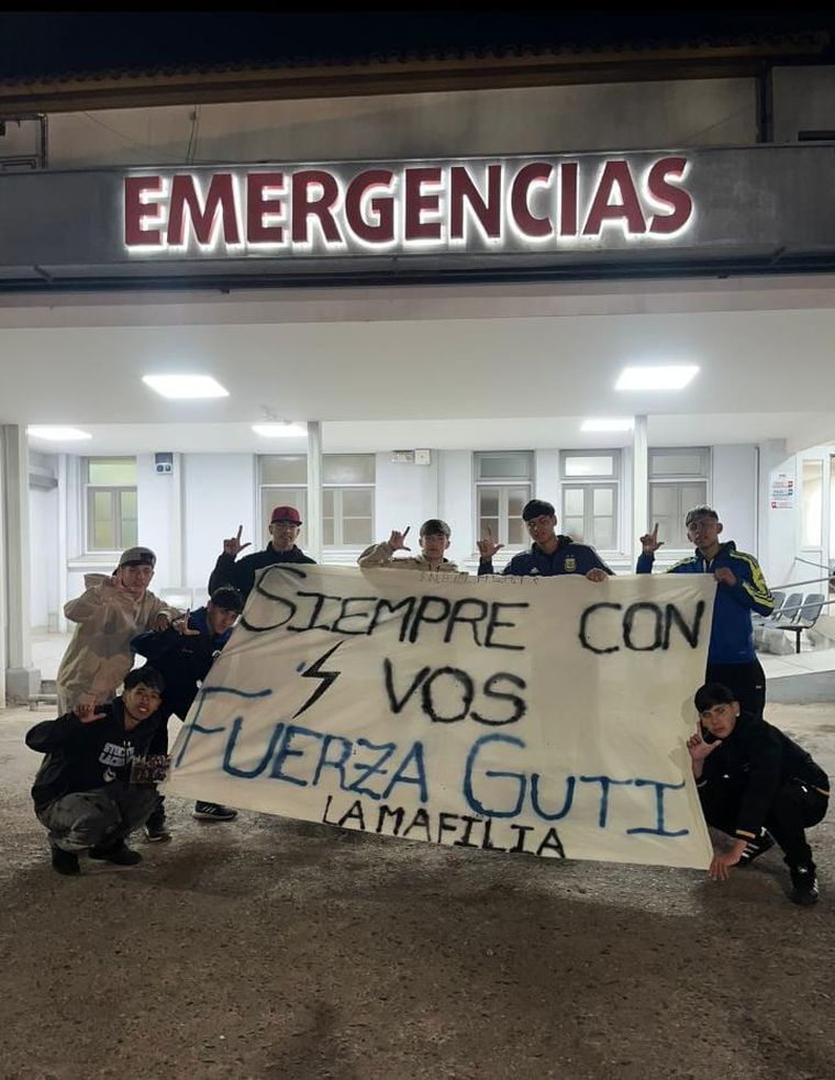 Los amigos de Lautaro brindádole su apoyo. Los amigos de Lautaro brindádole su apoyo.