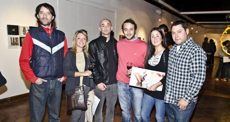Sebastián Barrera (centro) posó a pedido con un grupo de arquitectos: Leonardo, Eugenia, Gustavo, Gabriela y Eduardo. Foto: Gentileza