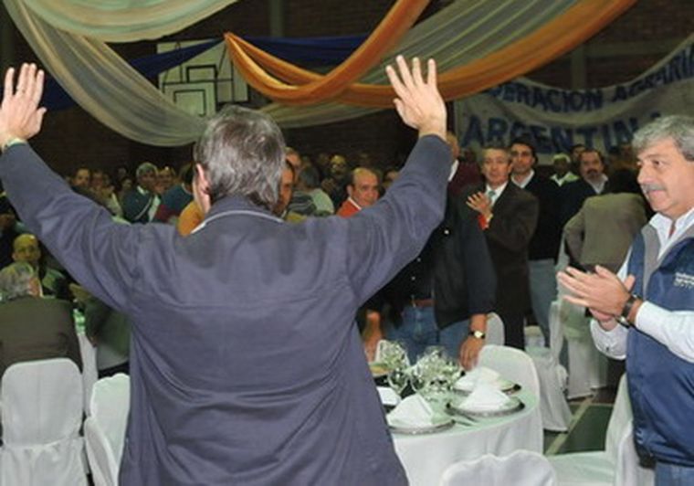 Julio Cobos, exultante y bajo la protección de Eduardo Buzzi. Foto: MDZ/Pachy Raynoso