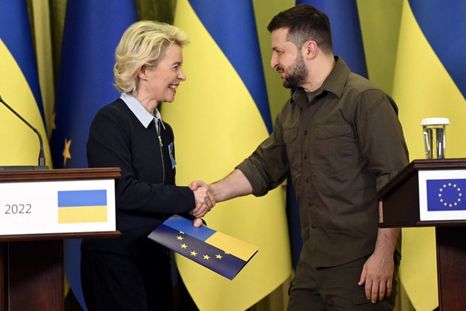 Ursula Von Der Leyen, junto a Volodími Zelenski, presidente de Ucrania. Foto: Twitter.