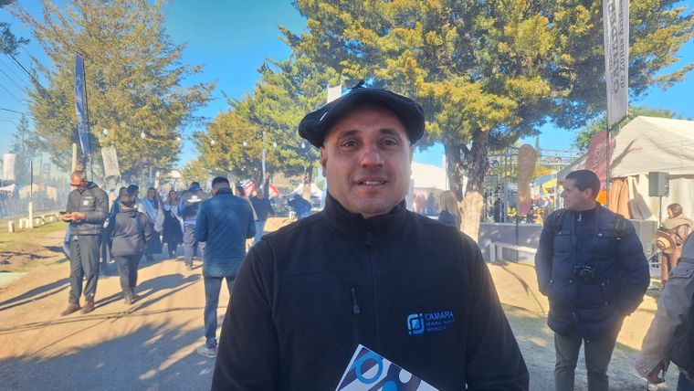 Claudio Lorenzo, integrante de la Cámara de Comercio, Industria, Agricultura y Ganadería de General Alvear, comanda el equipo de 30 cocineros a cargo del asado más grande de todos. 