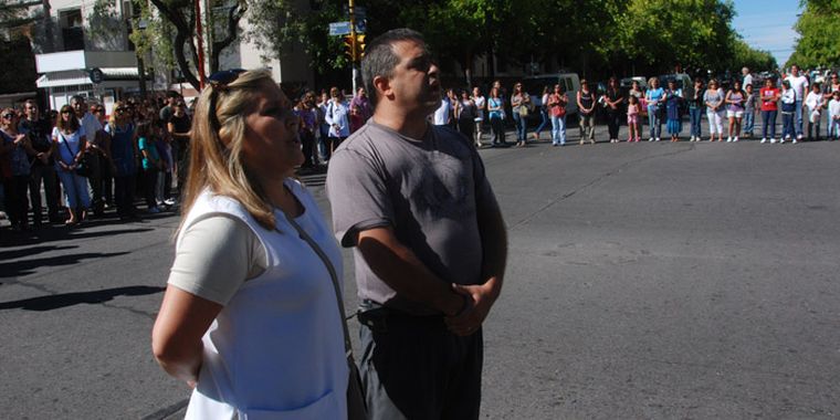 Autoconvocados entonando el Himno Nacional Foto: Santiago Ábalos/ Mediamza.com