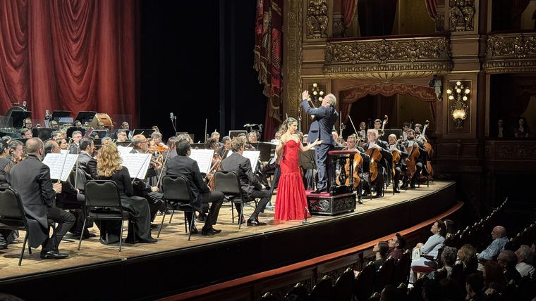 La soprano Maria Carla Pino junto a la Orquesta Sinfónica del Teatro Municipal de San Pablo.&nbsp;