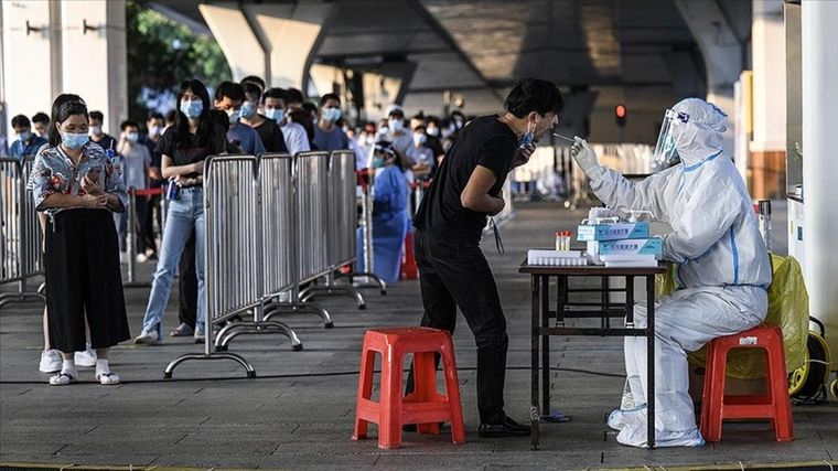 China baja las medidas restrictivas, pero el virus crece. Foto: Trt.