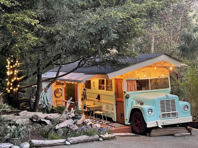 Cada bus tiene su estilo y se encuentra estacionado en sitios mágicos. Foto: Airbnb