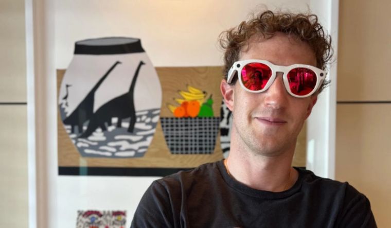 Mark Zuckerberg presentó los anteojos en sus perfiles de redes sociales.