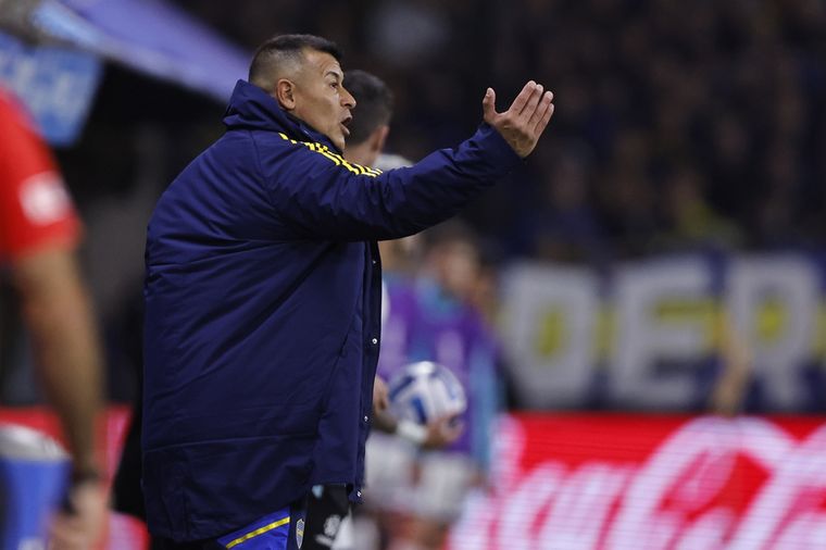 El DT deberá, obligadamente, meter mano en el once de la próxima semana. Foto: EFE