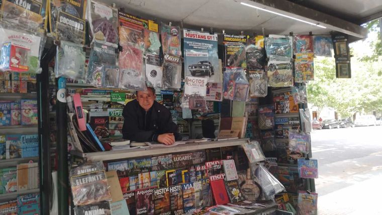 Juan Carlos Mazzei en su kiosco de diarios, en Corrientes y Medrano. Foto: Lucía Simoncelli.