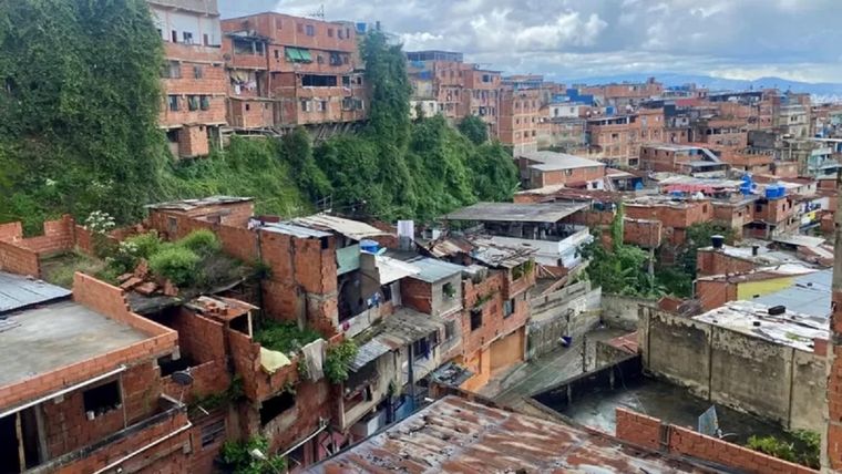 Petare, en el este de Caracas, es uno de los barrios pobres más grandes de América Latina. Foto: NORBERTO PAREDES / BBC NEWS MUNDO