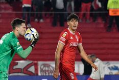 Facundo Cambeses agigante su imagen en el arco de Racing: volvió a ser clave para el 2-0 ante Huracán.