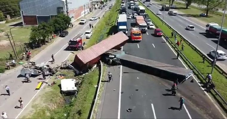 El choque se produjo entre dos camiones, un auto y una bicicleta