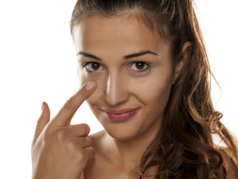 Las ojeras requieren cuidados especiales ¡No dejes de probar con aceite de almendras! Foto: sevilla.abc.es
