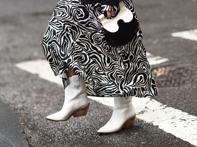 Las botas vaqueras son una de las tendencias clásicas del 2022 en calzado Foto: Glamour