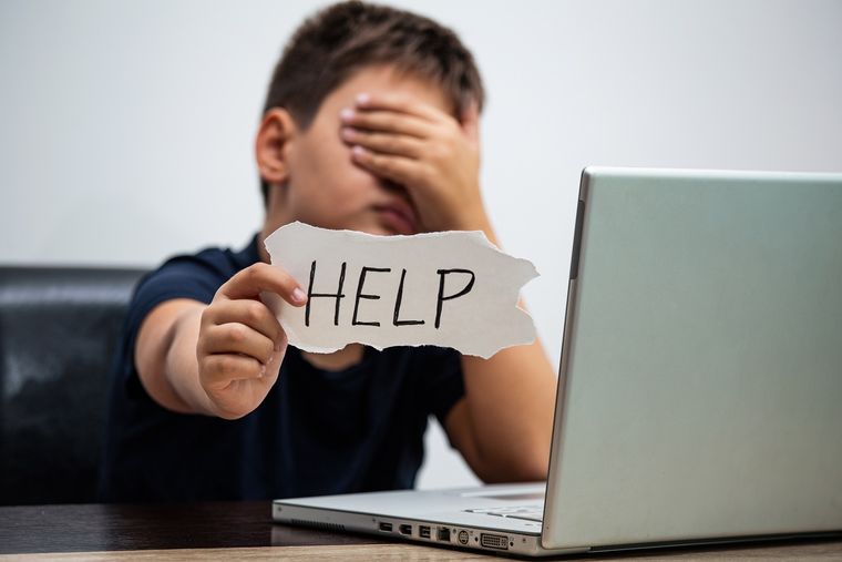 El ciberacoso es el uso de tecnologías digitales para atemorizar, enfadar o humillar a otras personas. Incluye difundir mentiras, publicar fotos vergonzosas o enviar amenazas. El ciberacoso es el uso de tecnologías digitales para atemorizar, enfadar o humillar a otras personas. Incluye difundir mentiras, publicar fotos vergonzosas o enviar amenazas.
