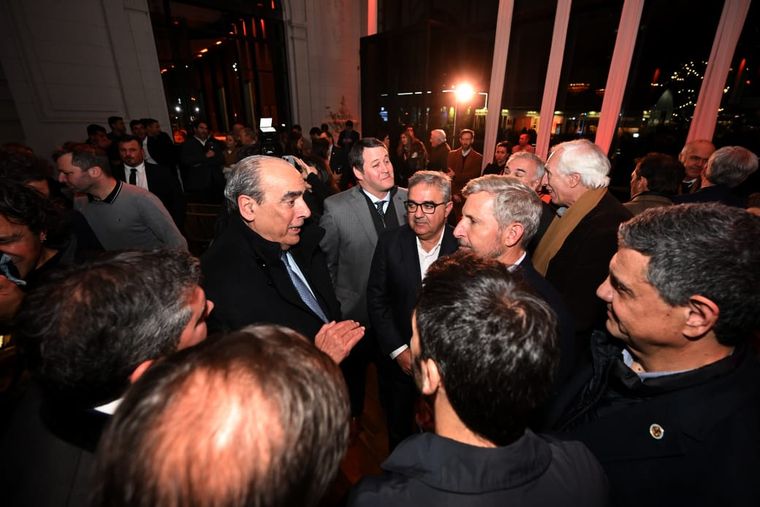 Guillermo Francos se mostró junto con gobernadores dialoguistas en La Rural el jueves pasado. Guillermo Francos se mostró junto con gobernadores dialoguistas en La Rural el jueves pasado.