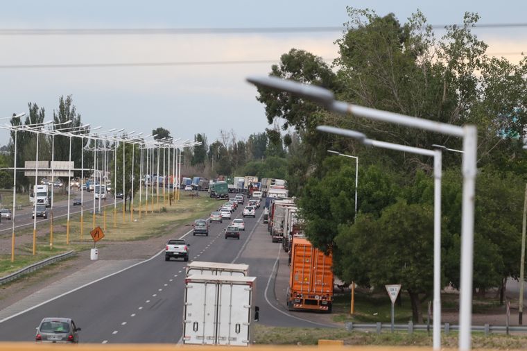 Caos vehicular en Acceso Sur por choque Foto: Maximiliano Ríos/MDZ