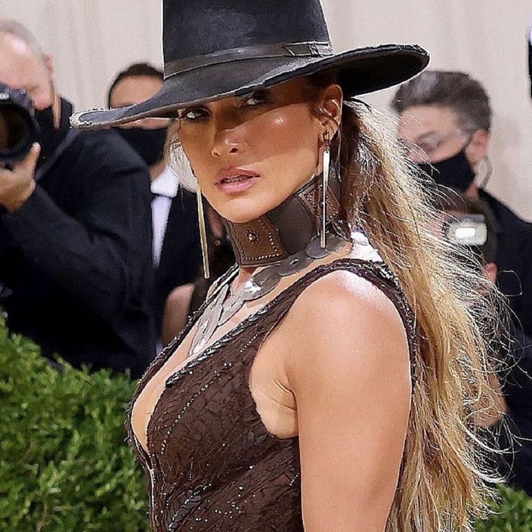 Jennifer López inspira con su estilo a mujeres con curvas..