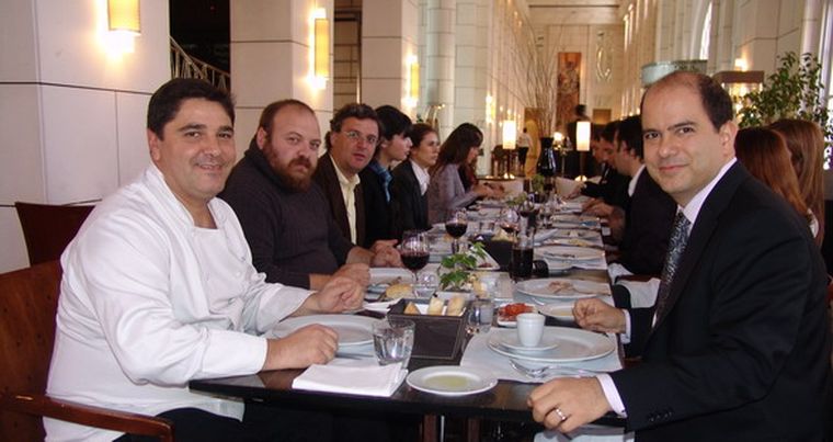 Caballeros a la mesa. El chef ejecutivo del hotel, Alejandro Escudero, Diego Anguita, Mauricio Llaver y el gerente de Park Hyatt, Daniel Dolatre. Foto: MDZ