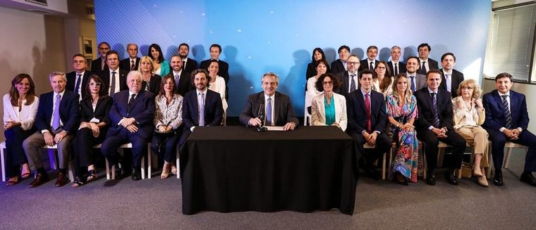 Otros tiempos. Sonrisas y sueños de un gobierno que recién empezaba. Foto: TELAM