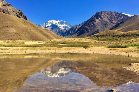 Una mirada crítica sobre cómo se presentó al Aconcagua en un medio chileno: lo tratan de cerro fronterizo