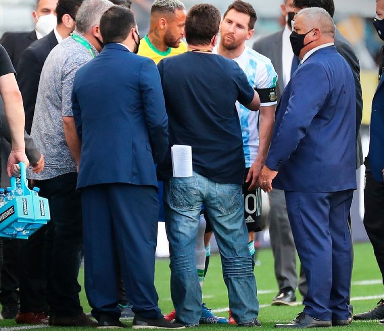 El presidente de Anvisa explicó los motivos del accionar que terminó con la suspensión del partido. Foto: TNT Sports