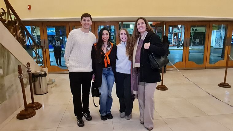Juan, Florencia, Luciana, Mili una gran familia de entusiastas de la música de la histórica banda sueca. Juan, Florencia, Luciana, Mili una gran familia de entusiastas de la música de la histórica banda sueca.