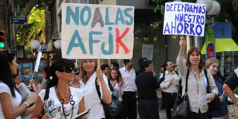 Manifestantes en contra de la estatización de los fondos previsionales. Foto: Nacho Gaffuri / MDZ